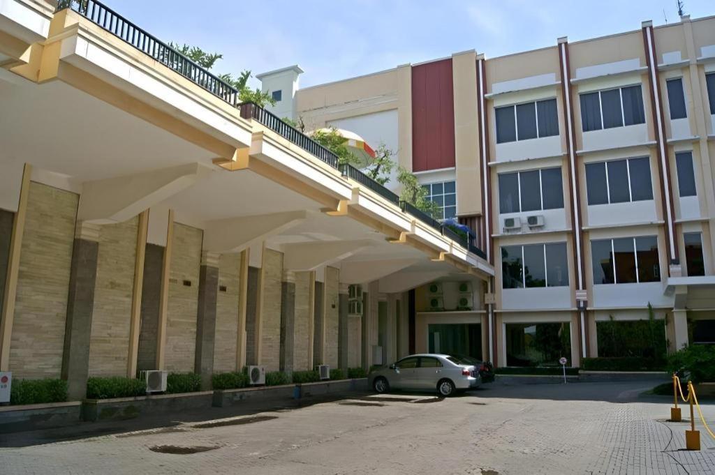 Karlita Hotel Tegal Extérieur photo