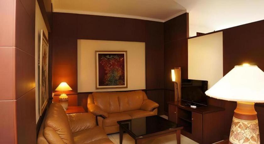Karlita Hotel Tegal Extérieur photo
