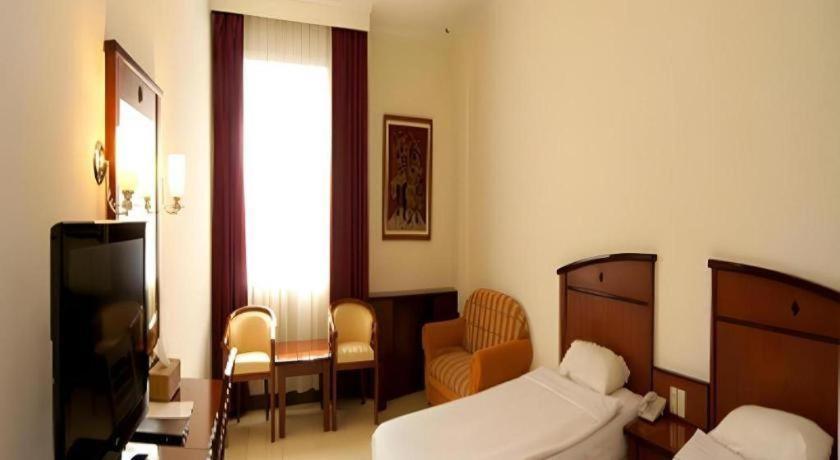 Karlita Hotel Tegal Extérieur photo
