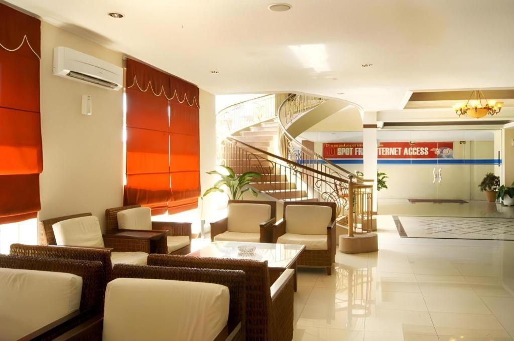 Karlita Hotel Tegal Extérieur photo