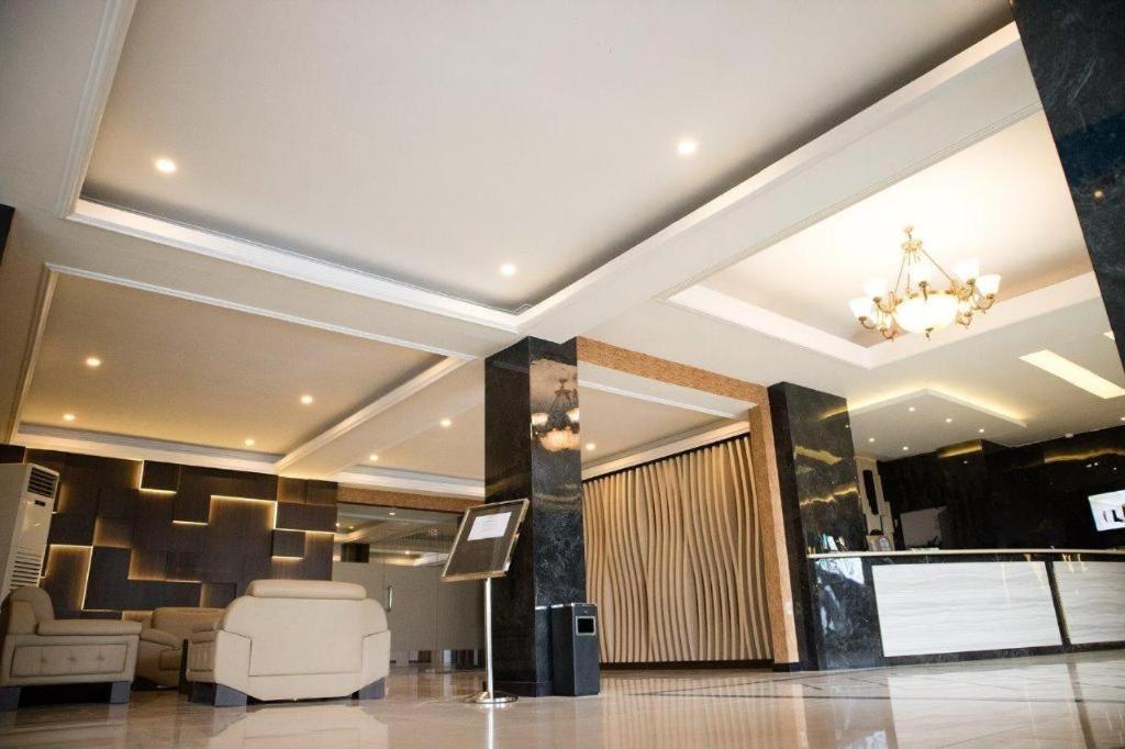 Karlita Hotel Tegal Extérieur photo