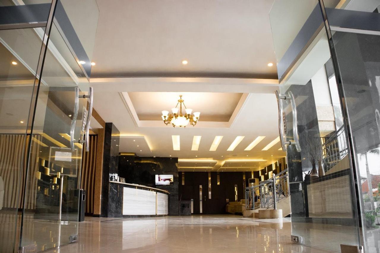 Karlita Hotel Tegal Extérieur photo